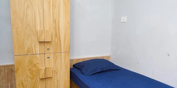 Single private room with its own wardrobe, wall-mounted air conditioning and storage beneath the bed at Zest Stays 1054